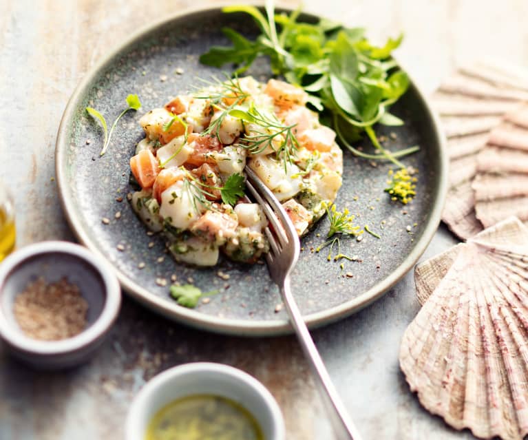 Tartare saumon-saint-jacques et sauce aux herbes