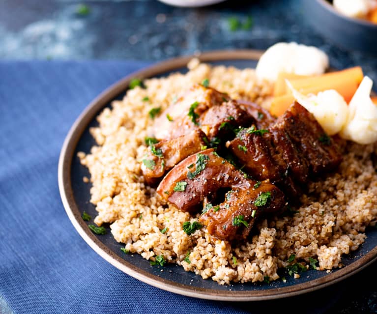 Karmelizowany boczek, kasza bulgur i warzywa gotowane na parze