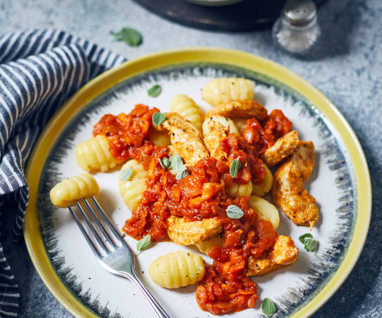 Hähnchen-Geschnetzeltes mit Gnocchi und Tomatensauce