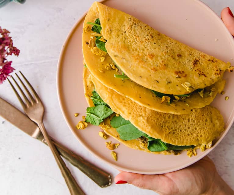 Crepe de grão com húmus de azeitona e granola salgada de curcuma