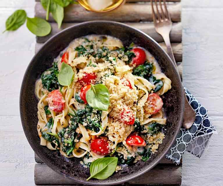 Tagliatelle mit Tomaten, Ziegenkäse und Walnuss-Parmesan