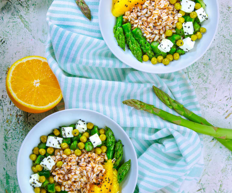 Insalata tiepida di farro, arancia, feta e sesamo nero