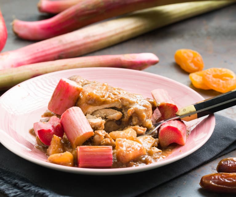 Pollo guisado con ruibarbo y manzana