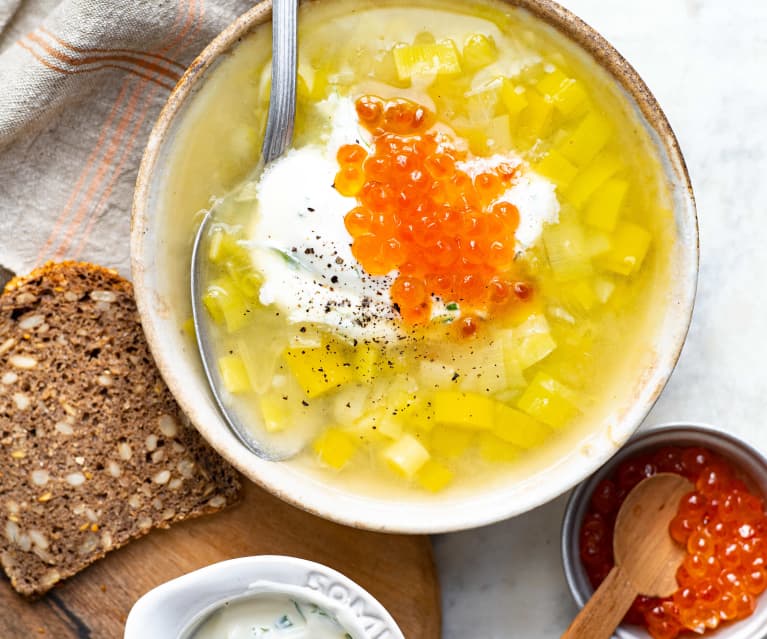 Soupe de poireaux, crème fraîche aux herbes et œufs de saumon