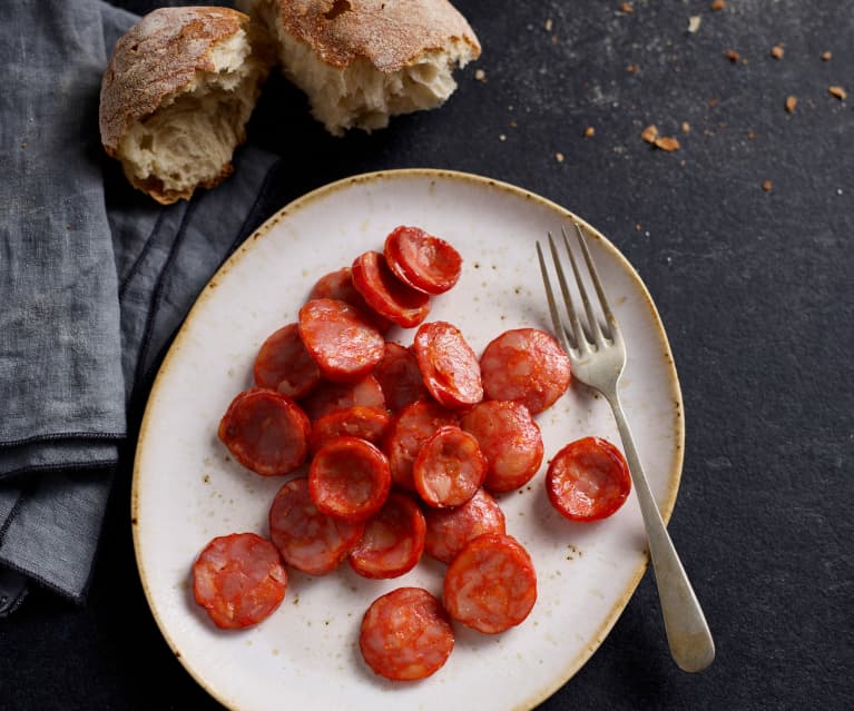 Τσιγαρισμένο λουκάνικο chorizo