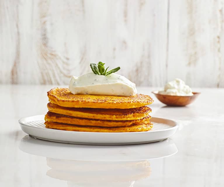 Pancakes salati alle carote con mousse alle erbe aromatiche