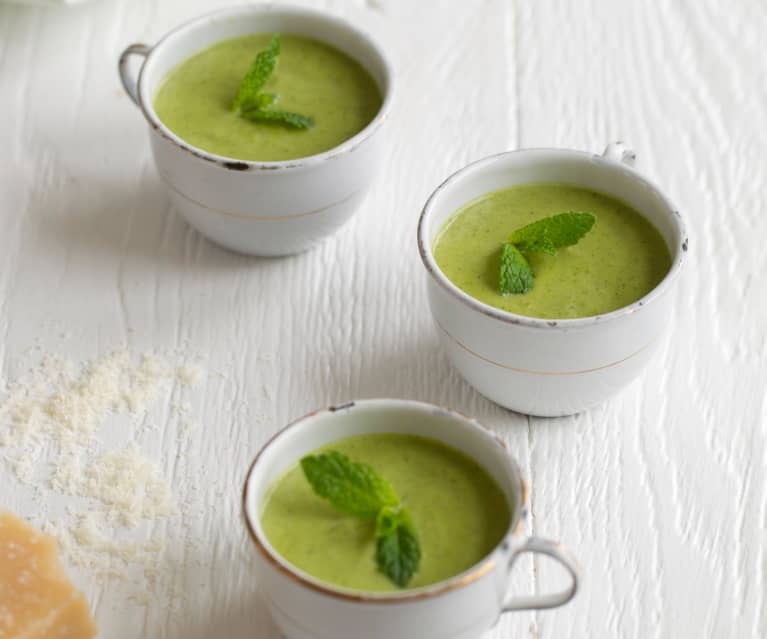 Courgette-suppe med basilikum og cashew