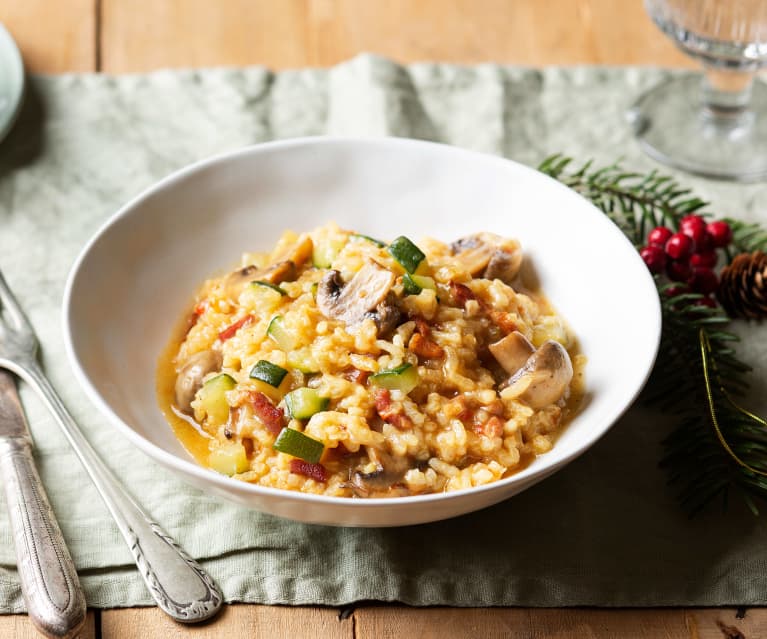 Arroz cremoso al azafrán con calabacín, champiñones y beicon