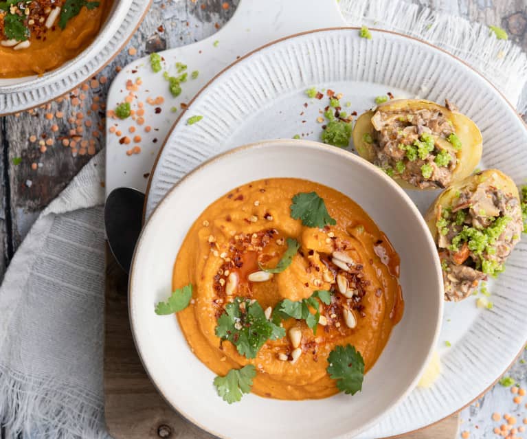 Sopa picante de lentilhas vermelhas e tomate com batatas recheadas a vapor