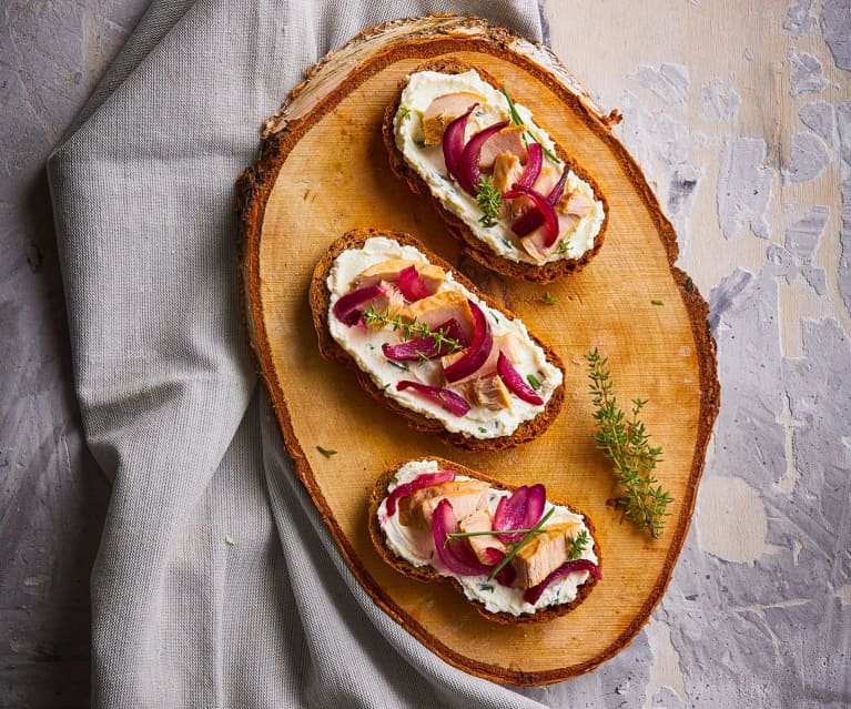 Tartine con tonno sottovuoto, cipolle in agrodolce e crema di formaggio