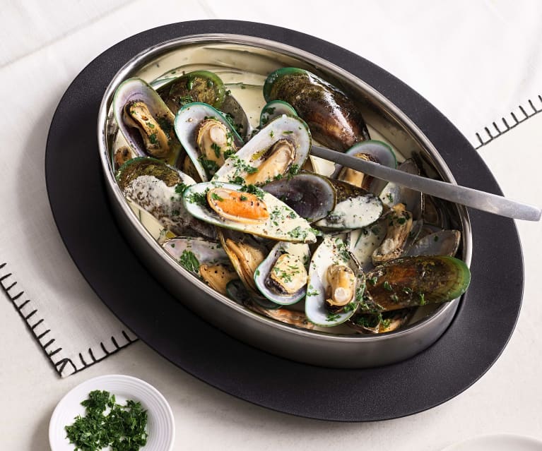 Green mussels in wine and garlic sauce