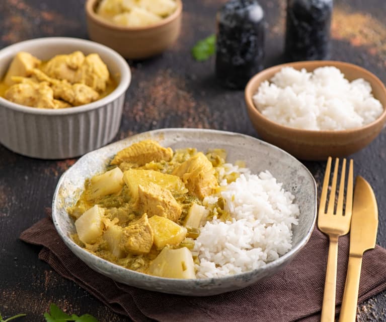 Curry z kurczakiem i ryżem gotowanym na parze
