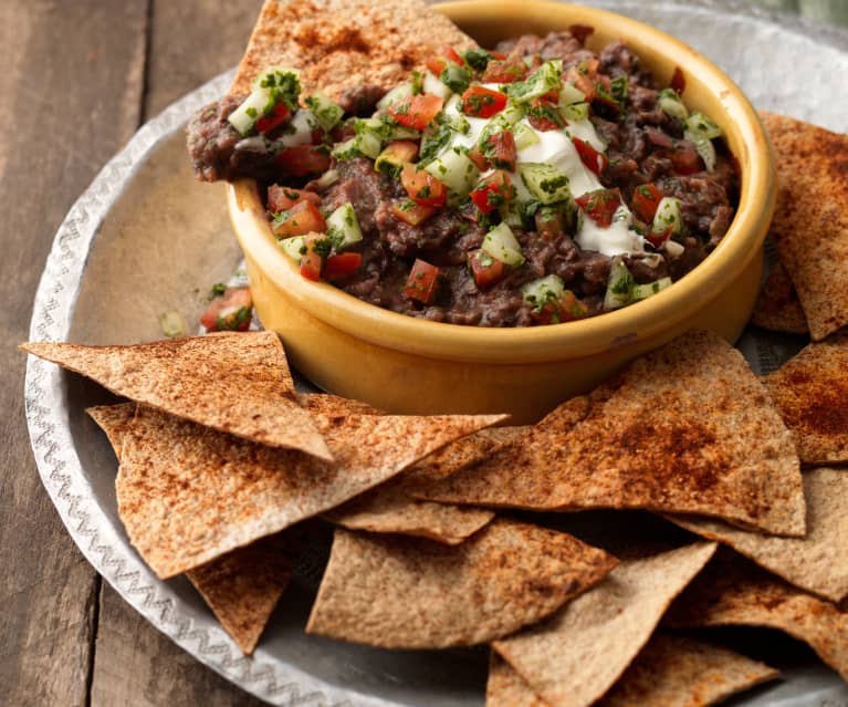 Mexicansk sort bønnedip med sunde tortillachips