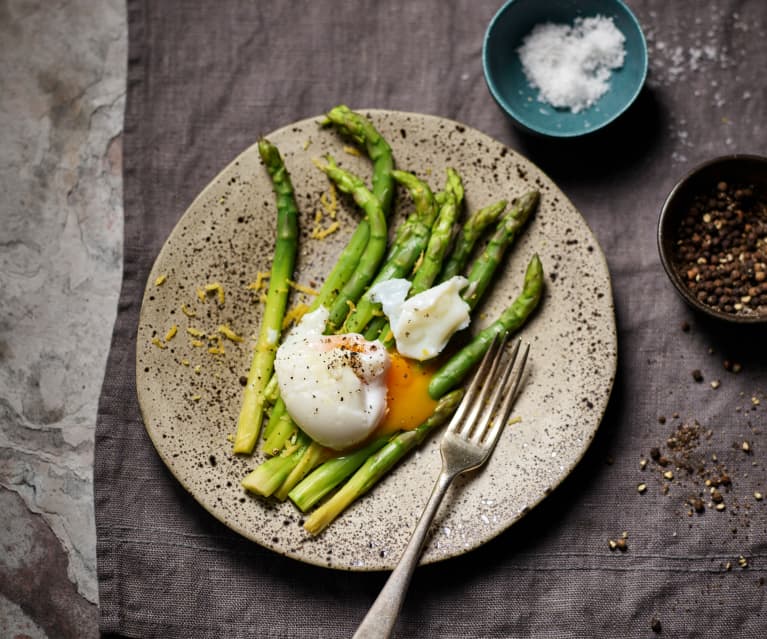 Espárragos con huevos pochados Al vacío