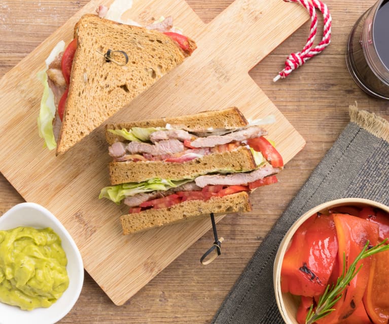 Club Sandwich agnello e pomodori con peperoni e guacamole