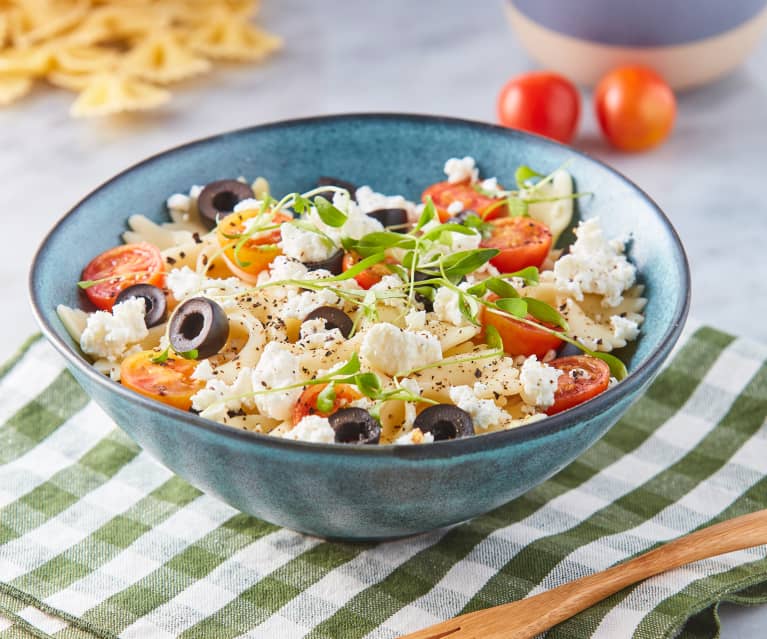 Pasta fría con jitomate, aceitunas y queso de cabra