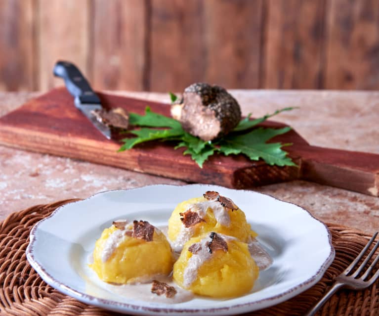 Crocchette di patate e porro con salsa al tartufo nero