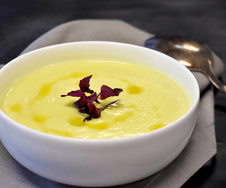 Selleriesuppe mit Kurkuma & Rupp Emmentaler Selleriesuppe mit Kurkuma & Rupp Emmentaler