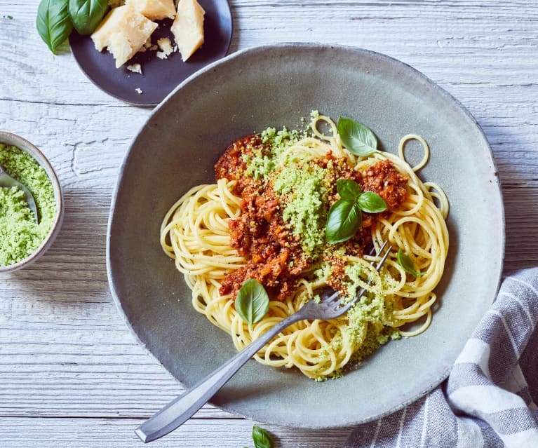 Spaghetti Bolognese mit Basilikum-Parmesan