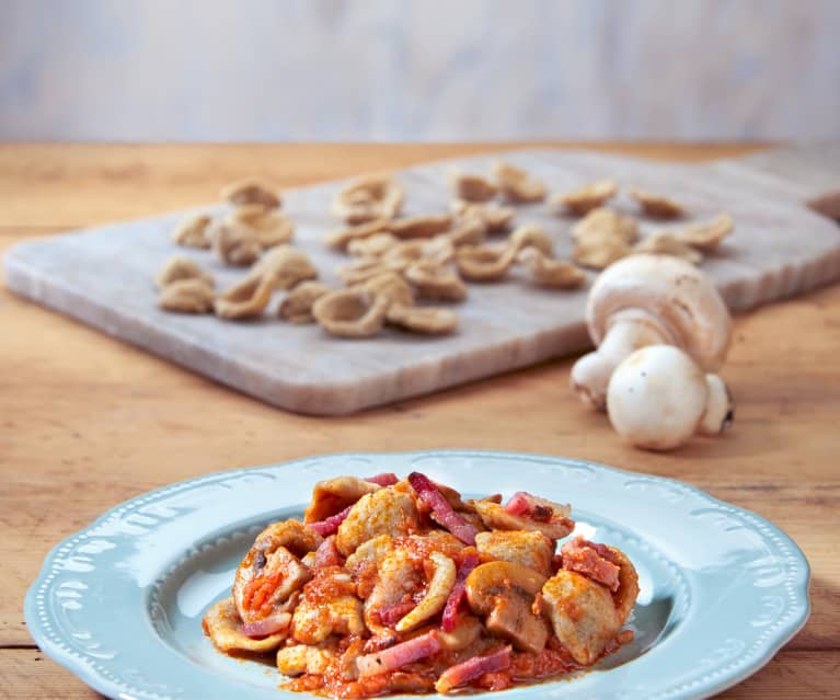 Orecchiette di quinoa con sugo allo speck e funghi