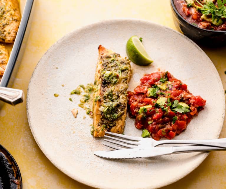 Salmón al estilo cubano con ensalada de tomates cherry y aguacate