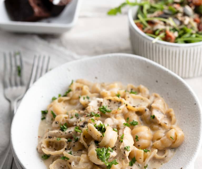 Pâtes au poulet, salade tiède de légumes-racines et gâteau au chocolat vapeur