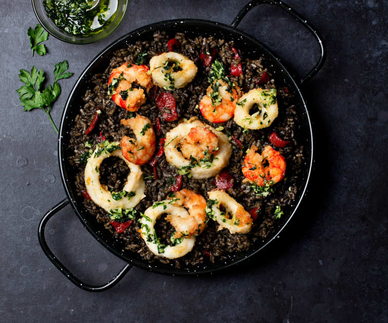 Arroz negro con calamares y gambones fritos (Cocción de arroz