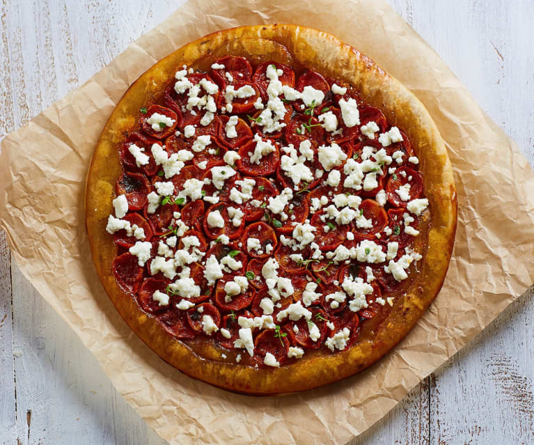 Tart tatin con pomodori e formaggio fresco