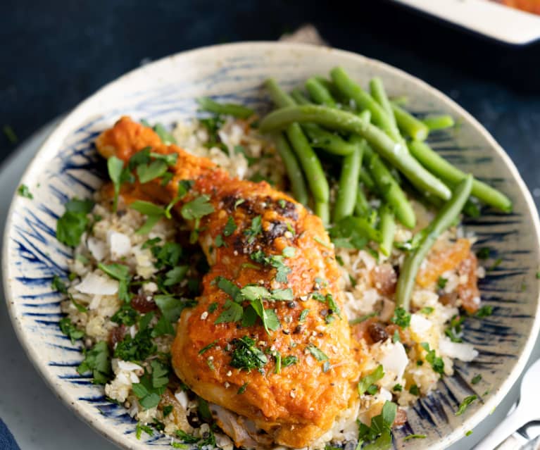 Quinoa al azafrán con pollo al horno en salsa de pimiento rojo y tomate