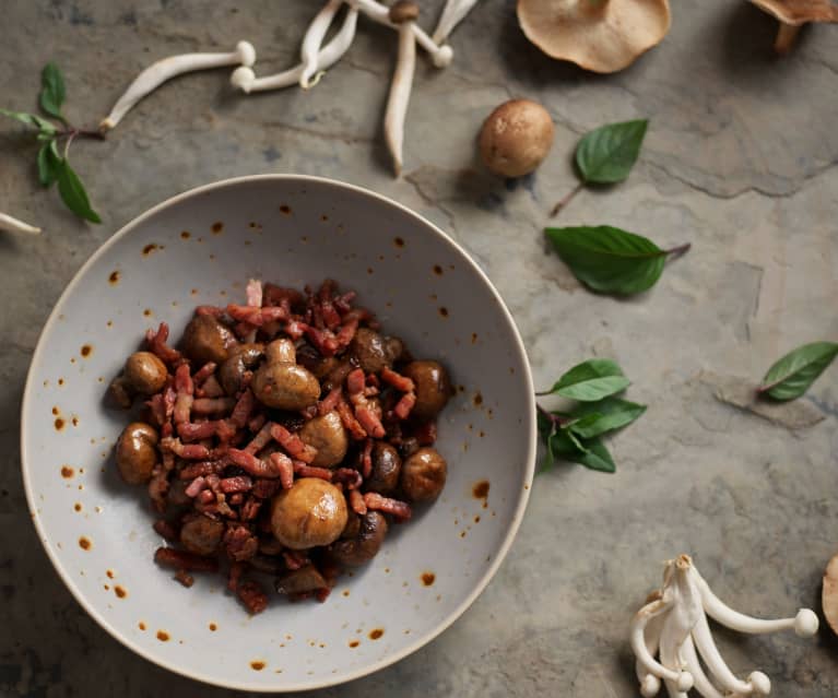 Rissoler lardons et champignons