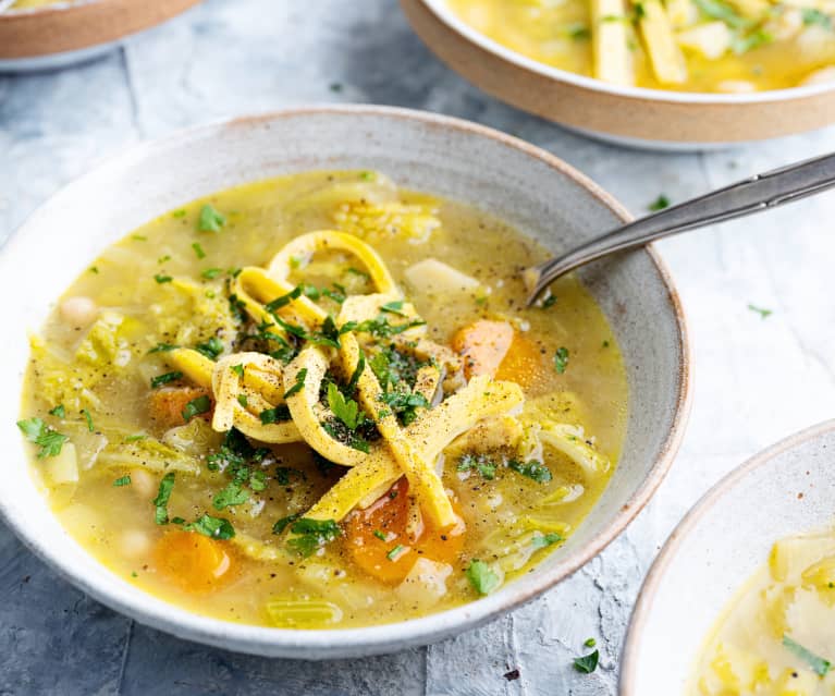 Sopa de legumes com noodles de omelete