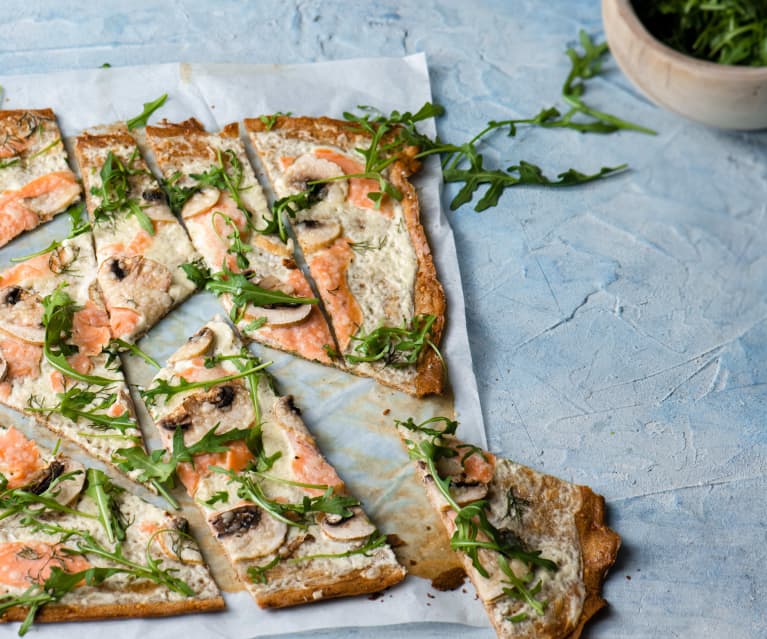 Tarte flambée de linhaça com salmão, cogumelos e rúcula (Flammkuchen)