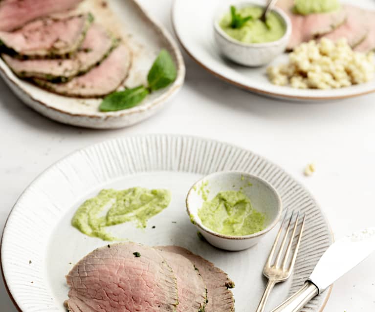 Rôti froid avec courgette et sauce à la menthe