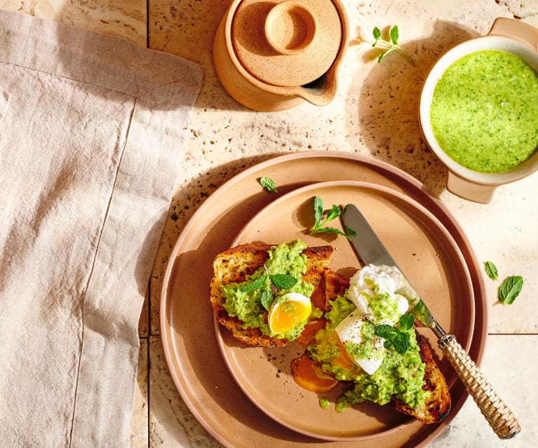 Tartine de pesto à la menthe, écrasé de petits pois et œuf mollet