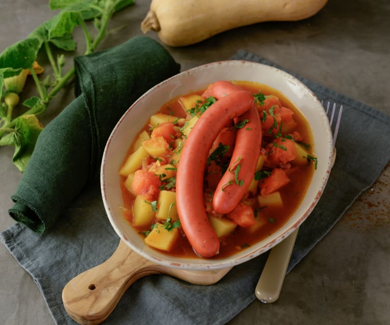 Kürbis-Erdäpfel-Gulasch mit Würstel