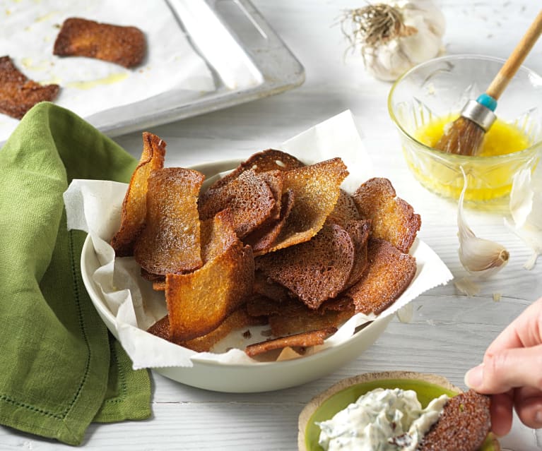 Brotchips mit Knoblauchmarinade