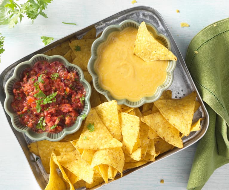 Vegane Käsedipsauce und Tomatensalsa mit Nachos