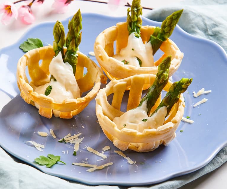 Cestini di pane con asparagi e crema al Parmigiano Reggiano