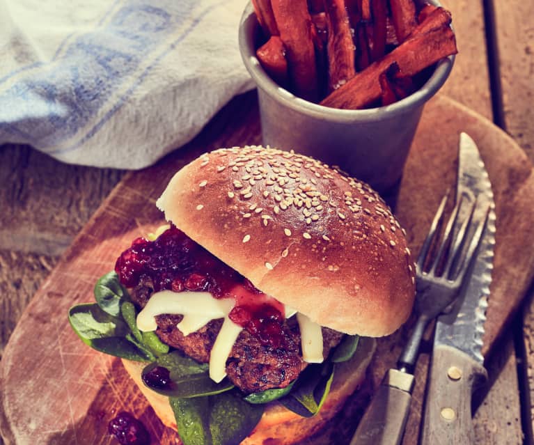 Brioche-Burger mit Camembert und Preiselbeeren