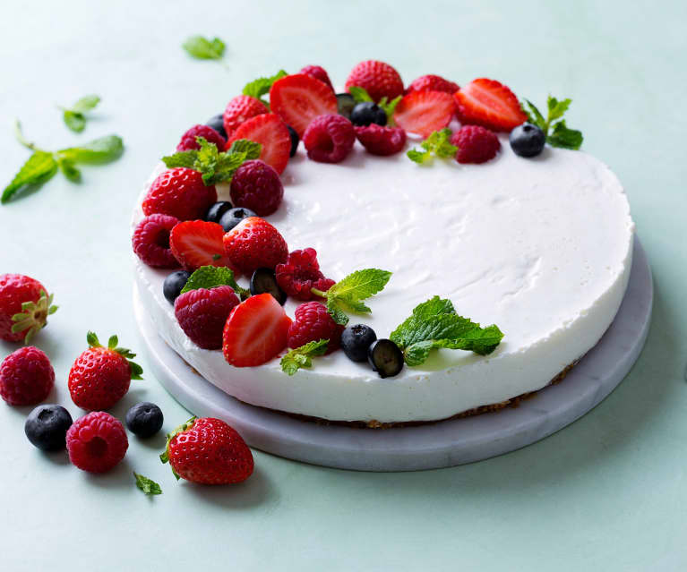 Tarta de yogur y frutos rojos con decoración de flores y frutos