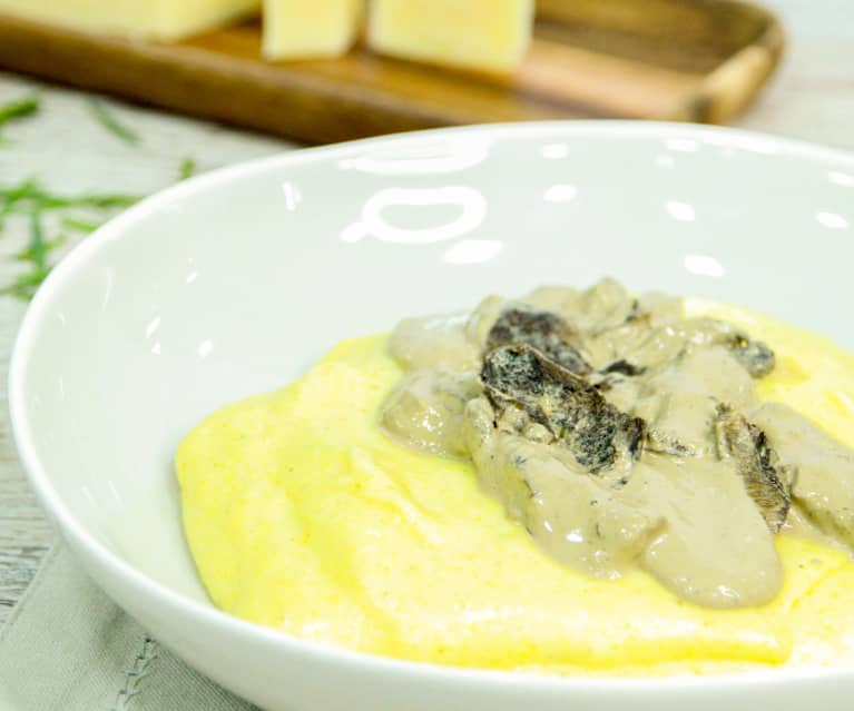 Polenta cremosa ao molho de funghi