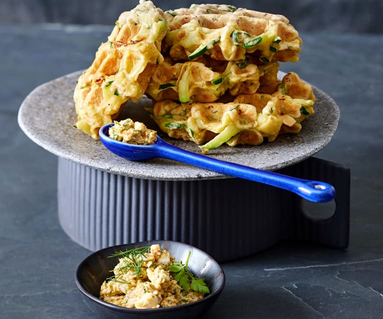 Zucchini-Waffeln mit Feta-Creme