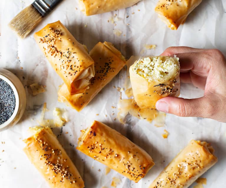 Cilindros de pasta filo rellenos de queso y ras el hanut