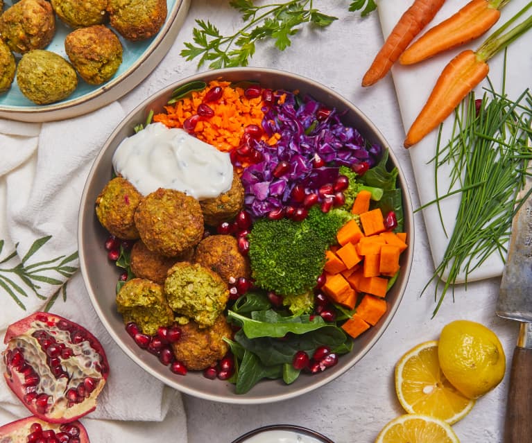 Bowl con falafel de lentejas y granada