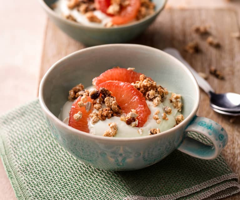 Yogurt al té matcha con granola