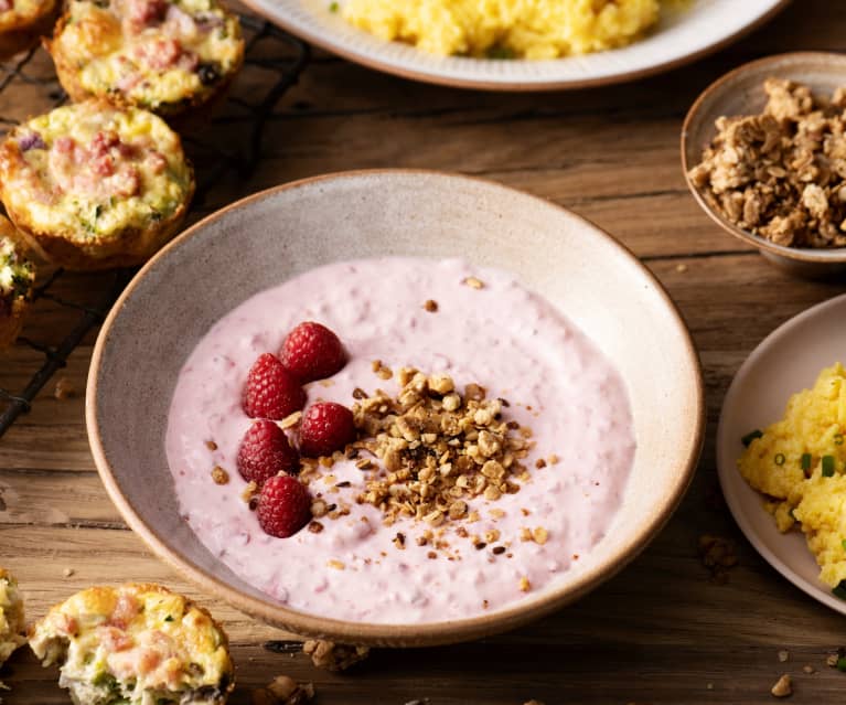 Brunch tedesco (muffin salati, uova strapazzate, granola e yogurt)