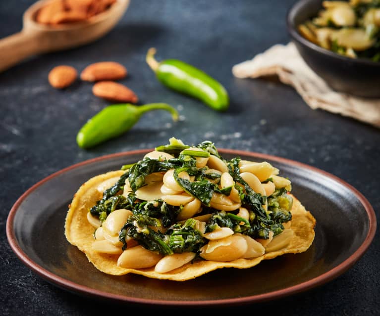 Espinacas salteadas con almendras y chile verde