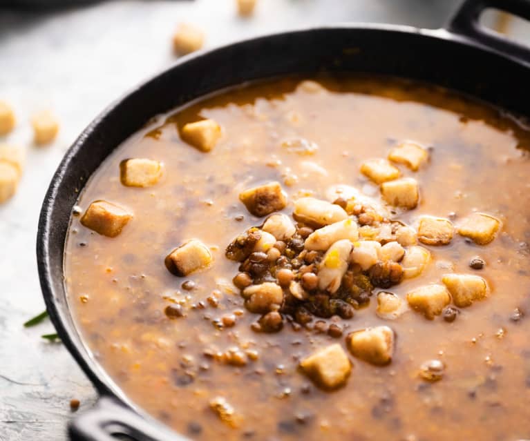 Soupe lentilles vertes et ail (vegan) par Jossim. Une recette de fan à  retrouver dans la catégorie Soupes sur , de  Thermomix<sup>®</sup>.