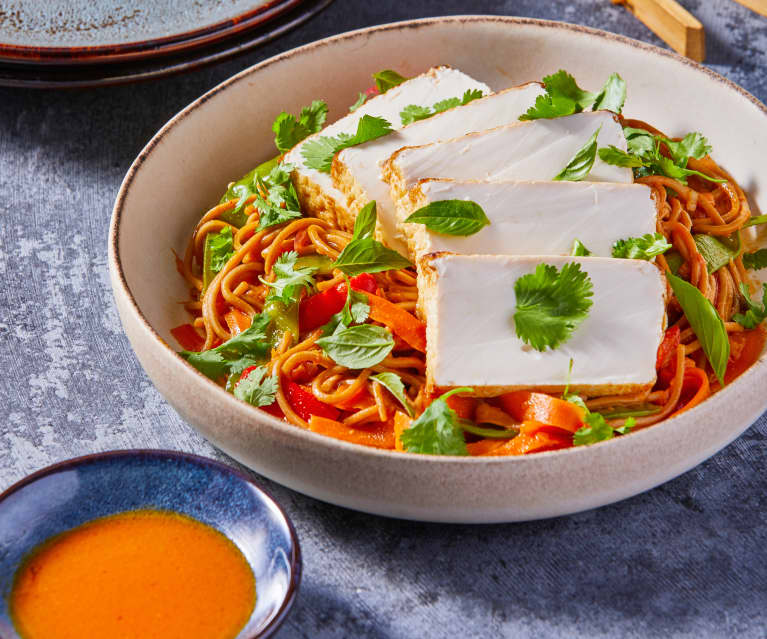 Chili- og jordnøddenudler med tofu og chili-hvidløgsolie