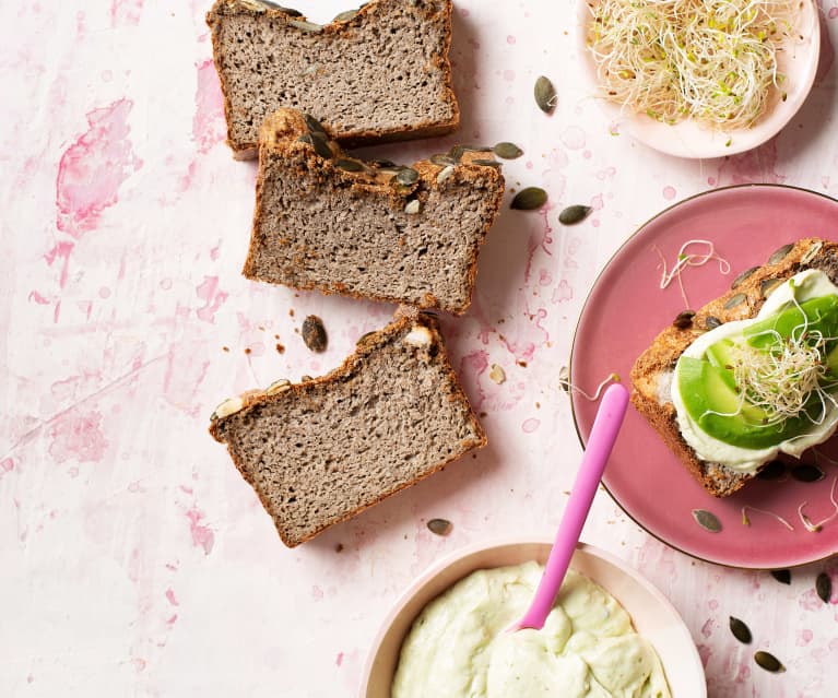 Pan de chía y almendras con topping de aguacate